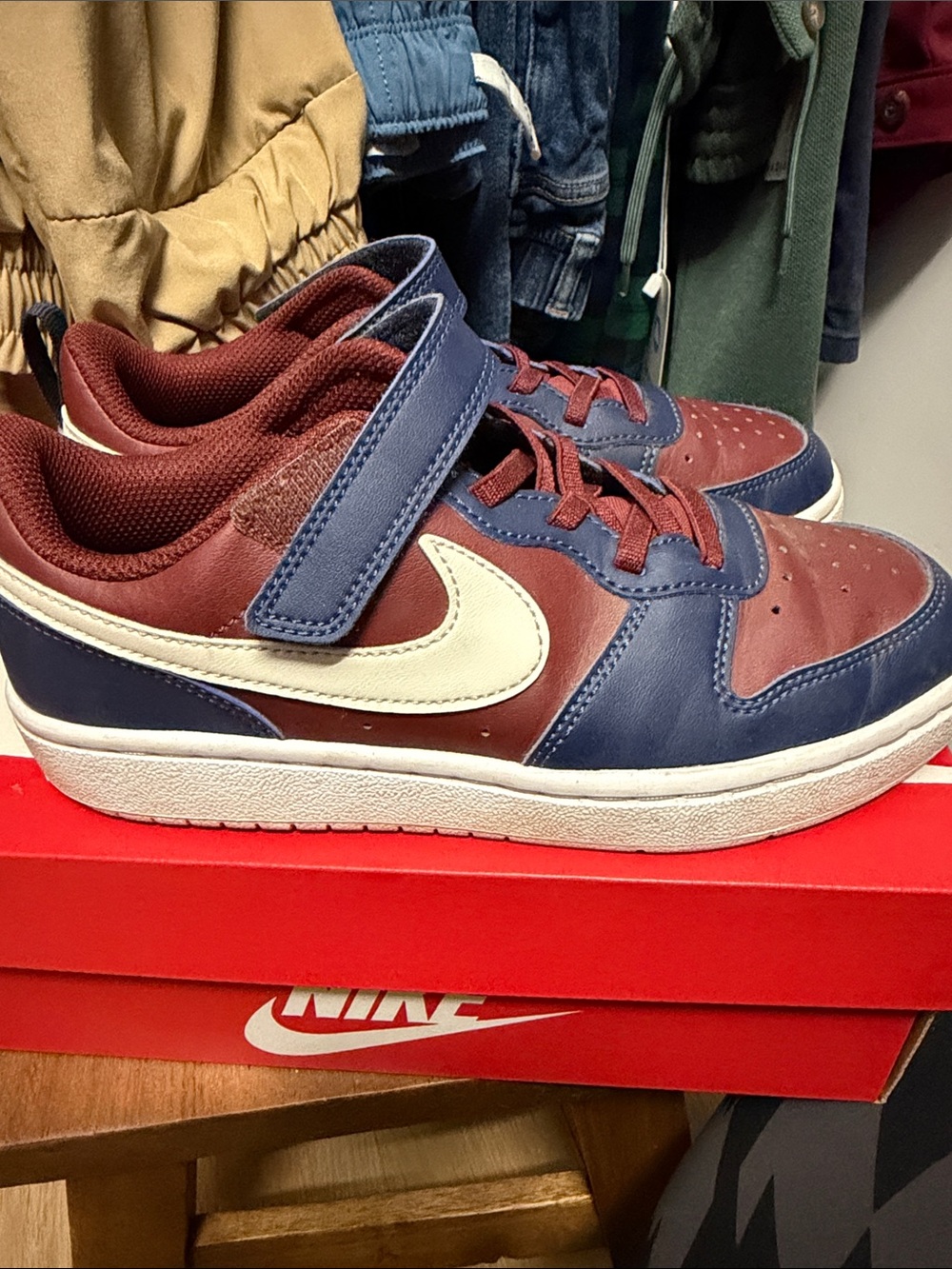 Nike Kids Low-Top Sneakers in Burgundy, Navy & Cream
